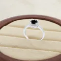 Anello elegante in argento S925 con moissanite nera rotonda da 1ct e design halo - Misura 5 / Argento-Pietra Nera