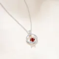 Macro di un ciondolo in argento S925 con moissanite rossa e cristalli pavé luccicanti - 1 Carato (6,5mm) / Rosso