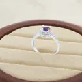 Anello halo in argento S925 con moissanite rotonda da 1 carato in scatola di legno - Argento-Pietra Multicolore