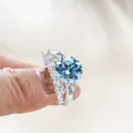 Set di anelli in argento con moissanite blu da 6,5 carati e pietre laterali a baguette - Misura 5 / Acqua