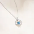 Collana a quadrifoglio in argento S925 con pendente in moissanite blu taglio tondo - 1 Carato (6,5mm) / Blu zaffiro