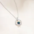 Collana a quadrifoglio in argento S925 con una pietra di moissanite colorata e vivace - 1 Carato (6,5mm) / Arcobaleno