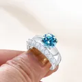 Luxe 925 sterling zilveren ring set met ronde blauwe moissaniet en pave band - US 5 / Aqua