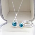 Macro-opname van S925 zilveren ring en ketting set met sprankelende blauwe moissaniet - US 5 / Aqua