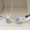 Vue macro d'une parure en argent S925 avec des pierres de moissanite violettes - Taille 5 / Mauve Clair