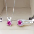 Détail de la parure en argent S925 avec collier et bague en moissanite rose dans un coffret - Taille 5 / Rose avec Facette Blanche