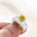 Luxe zilveren ringenset met een grote ronde gele moissanite edelsteen - Goudkleurig