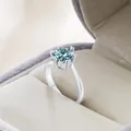S925 Sterlingsilber Ring mit 2 Karat hellblauem Moissanit in klassischer 6-Krallen-Fassung - Größe 5 / Original Blau