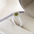 Ring aus S925 Sterlingsilber mit 2 Karat gelbgrünem Moissanit in einer Sechs-Klauen-Fassung - Gelbgrün