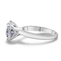Bague classique en argent s925 avec une moissanite de 5 carats de taille trillion et griffes - Taille à 100 facettes