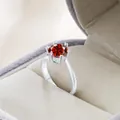 Ring aus S925 Sterlingsilber mit rotem 2-Karat-Moissanit in Kronenfassung - Rot