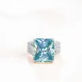 Luxuriöser Silberring mit 10x14mm blauem Moissanit im Quadratschliff und Pavé-Fassung - US 5 / Blaugrün