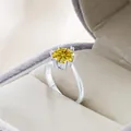 2ct gelber Moissanit Ring aus S925 Sterlingsilber in einer grauen Samtschmuckschatulle - Goldgelb