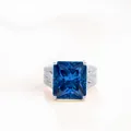 Luxuriöser S925 Silberring mit einem großen 10x14mm tiefblauen Moissanit im Radiant-Schliff - US 5 / Saphirblau