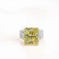 Luxuriöser Silberring mit 10x14mm gelbem Moissanit im Kissenschliff und Pavé-Besatz - US 5 / Zitronengelb