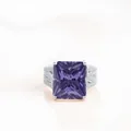 Luxuriöser Ring aus Sterlingsilber mit großem lila Moissanit im Quadratschliff und Pavé-Diamanten - US 5 / Hellviolett