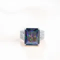 Luxuriöser Silberring mit rechteckigem Mystic-Topas und Pavé-besetzten Seitensteinen - US 5 / Regenbogen