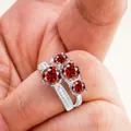 Conjunto de anillos de plata 925 con moissanita roja redonda y pavé de diamantes - Rojo