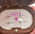 Elegante set van twee S925 zilveren ringen met ronde roze moissaniet in houten doos - Maat 5 / Ring Tweeledige Set / Roze