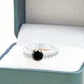 Anello in argento S925 con grande moissanite nera rotonda in confezione regalo verde - Misura 5 / Nero