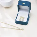 Detailaufnahme eines goldenen Moissanit Brautschmucksets mit funkelnden Kristallen - Halskette + Ohrringe Set / Gold