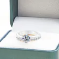 Elegante set di anelli in moissanite in argento S925 dorato con classica incastonatura a sei griffe - Misura 5 / Bianco