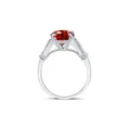 Luxe zilveren ring met 3-karaat rondgeslepen rode steen en pavé zijstenen - Granaatrood