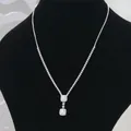 Elegante Silberhalskette mit quadratischen Moissanit-Anhängern auf schwarzem Samtständer - Einzelne Halskette / Silber