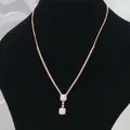 Elegante rotgoldene Brauthalskette mit doppeltem quadratischem Anhänger und Zirkonia - Einzelne Halskette / Roségold