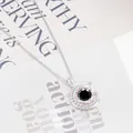 S925 Silber Halskette in Mondsichelform mit rundem schwarzem Edelstein und weißen Zirkonen - Schwarz