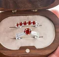 Sprankelende S925 zilveren ringenset met levendige rode moissaniet en zijdiamanten - Maat 5 / Ring Tweeledige Set / Granaatrood