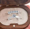 Schitterende 2,5 CT Moissanite zilveren ringenset met ronde stenen en luxe houten geschenkdoos - Maat 5 / Ring Tweeledige Set / Wit