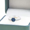 Κομψό σετ δαχτυλιδιών S925 χρυσό με μπλε moissanite σε πολυτελή πράσινη θήκη κοσμημάτων - Βασιλικό Μπλε
