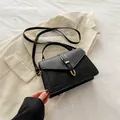 Borsa a tracolla classica in pelle nera con fibbia dorata e cinturino regolabile elegante - Nero