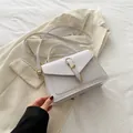 Borsa a tracolla bianca in ecopelle con fibbia dorata e manico per donna stile minimal - Bianco