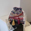 Ethno-Stil gewebte Beuteltasche mit bunten Quasten und geometrischen Wellenmustern - Rot