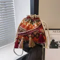 Ethnische Boho-Beuteltasche gewebt mit bunten Quasten in warmen Orangetönen für Damen - Orange