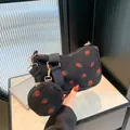 Bolso de pana para axila con estampado de fresas y monedero redondo extraíble - Negro