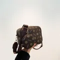 Set borsa a tracolla marrone retrò con motivi floreali dorati e portamonete rotondo - Marrone scuro
