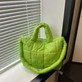 Borsa tote in nylon trapuntato verde neon con design imbottito e manici morbidi - Verde