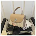 Détail du sac à bandoulière en paille beige avec texture tissée, rabat en cuir et fermoir - Kaki