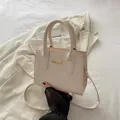Bolso de mano cuadrado blanco crema con relieve de cocodrilo y detalles en metal dorado - Blanco Roto