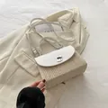 Mini-Strohtasche mit weißer Lederklappe und silbernem Metalldrehverschluss für Damen - Weiß