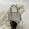 Bolso de piel sintética gris claro con grabado de cocodrilo y detalles dorados - Plateado