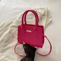 Elegante bolso de mano rojo rosa con patrón de cocodrilo, placa dorada y bandolera - rosa intenso