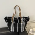 Bolso tote de tejido a rayas blancas y negras con flecos y correas marrones - Negro