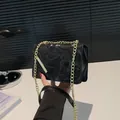 Bolso bandolera cuadrado negro con diseño de grafiti y detalle de metal dorado - Negro
