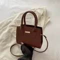 Bolso de mano marrón efecto cocodrilo con hebilla dorada y correa de hombro ajustable - Marrón