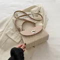 Beigefarbene Stroh-Umhängetasche mit brauner Lederklappe und Drehverschluss - Khaki