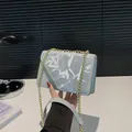 Borsa a tracolla azzurra con stampa graffiti argento moderna e tracolla a catena dorata - Argento